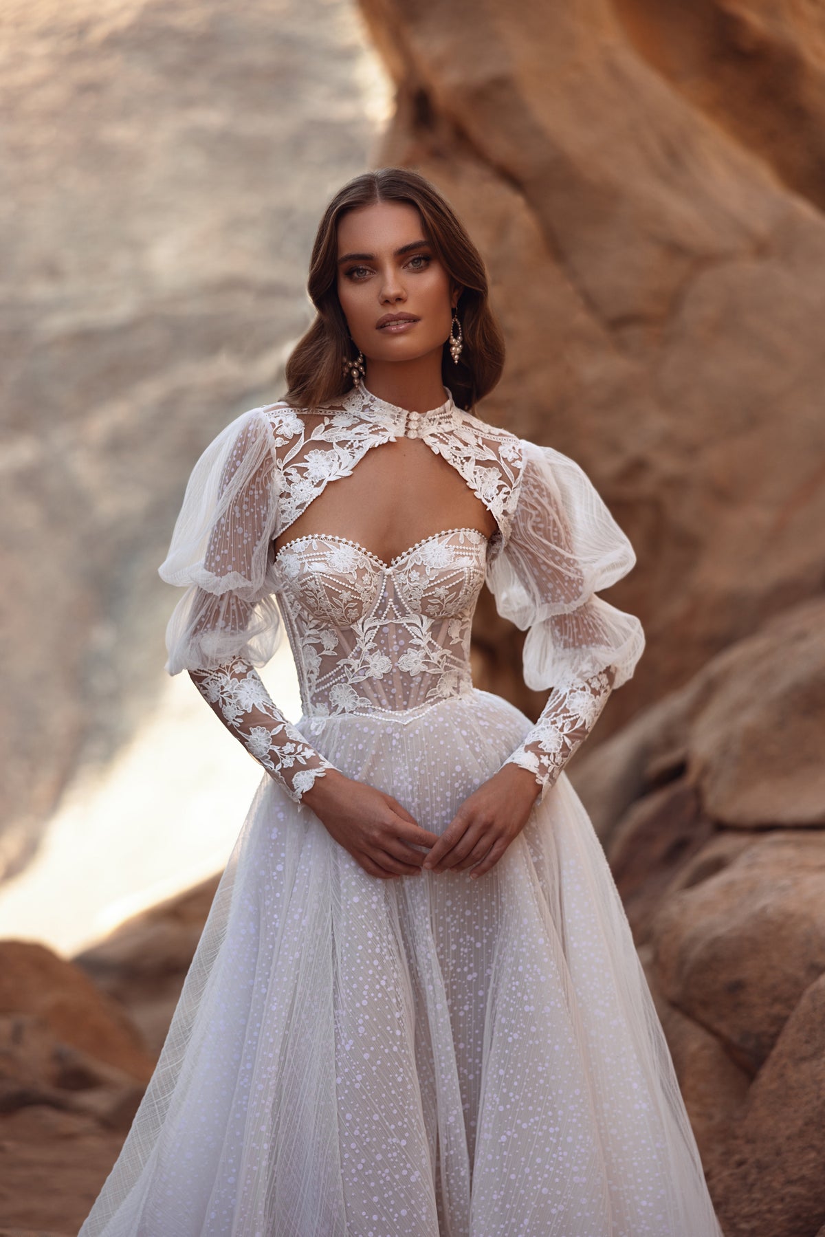 Brautkleid Oasis mit Spitzenbolero und Stehkragen über der transparenten Corsage