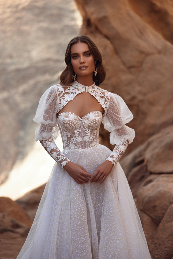 Brautkleid Oasis mit Spitzenbolero und Stehkragen über der transparenten Corsage