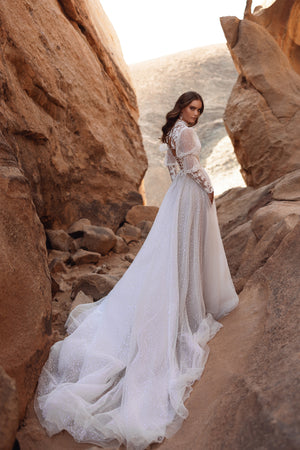 Brautkleid Oasis von hinten, glitzernde Tüllschleppe fällt über die Wüstenfelsen