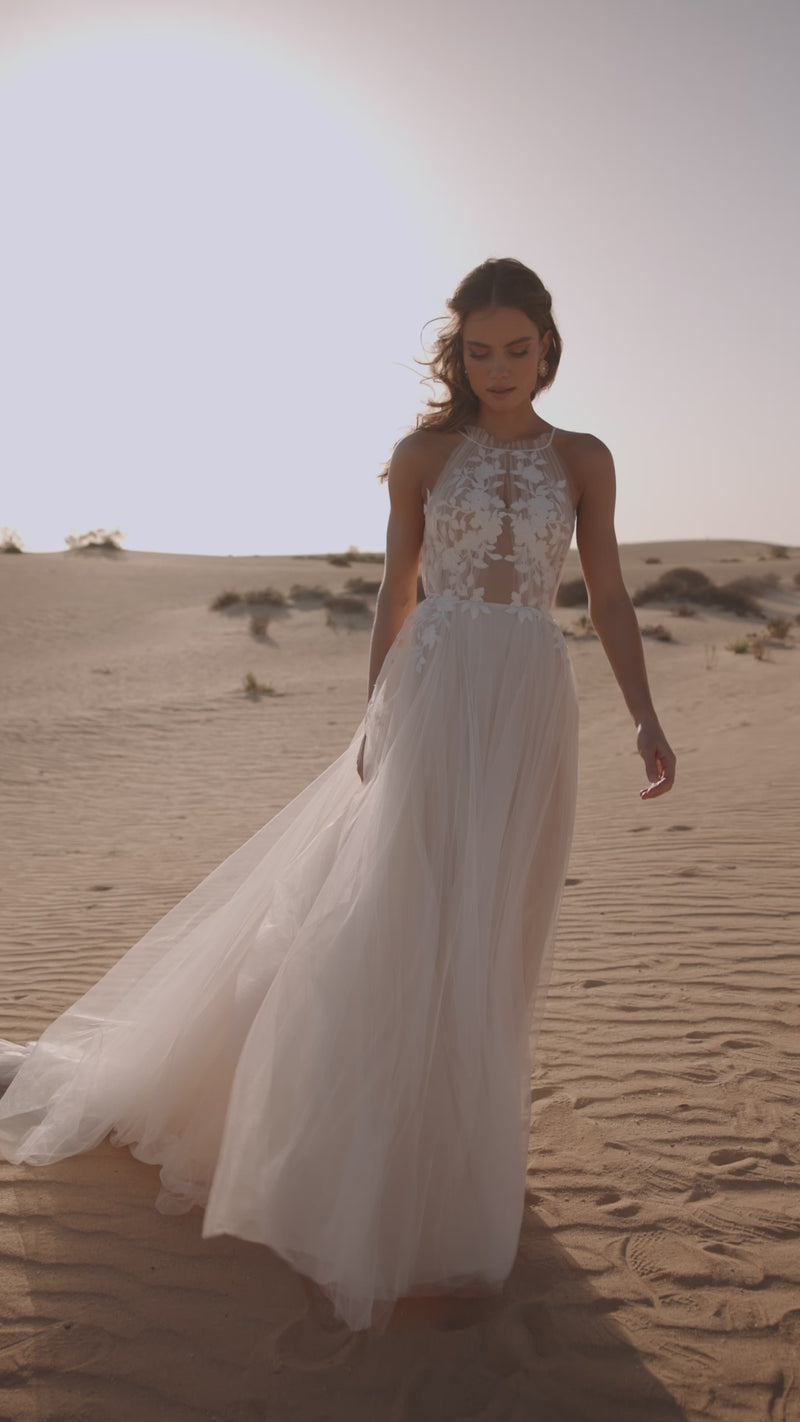 Video of the Ellie wedding dress by DAMA Couture.