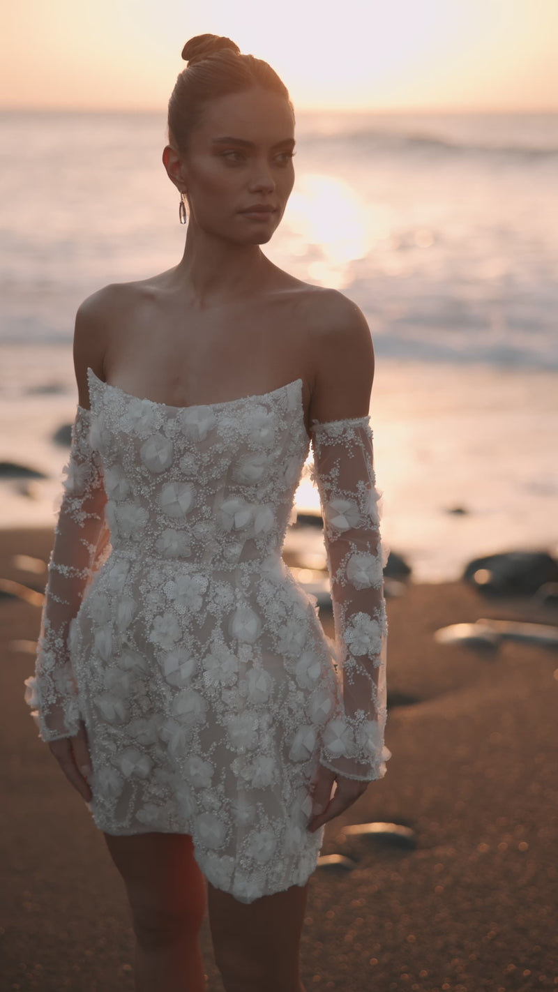 Video of the Kayla wedding dress by DAMA Couture.