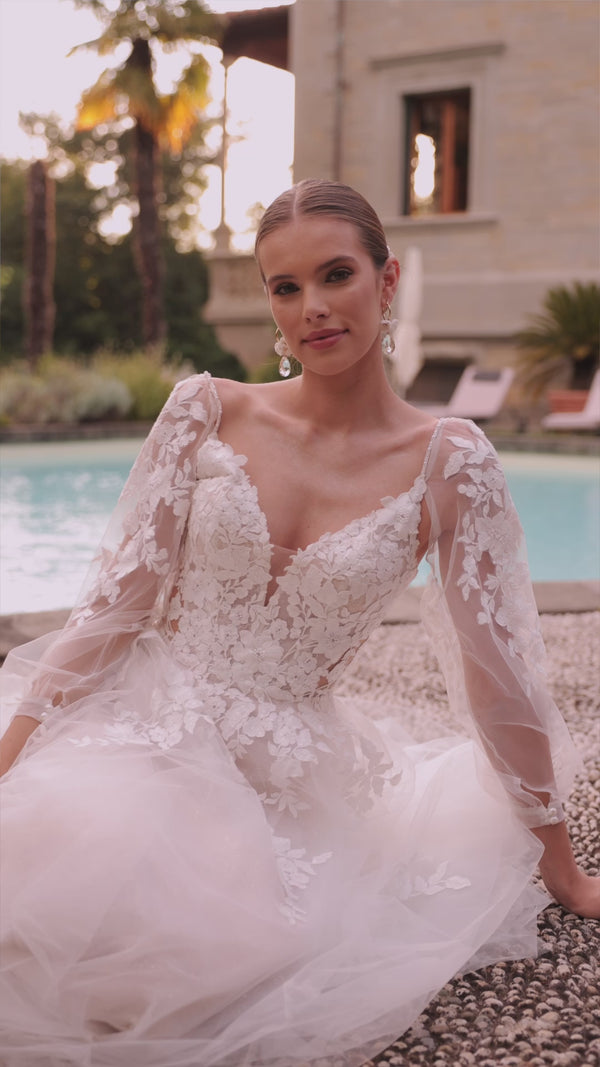 Princess wedding dress with detachable sleeves Ariana from DAMA Couture (second campaign video)