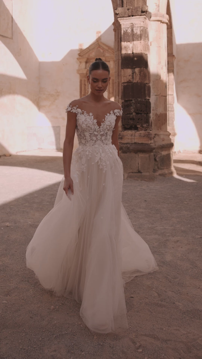 Video of the Andrea wedding dress by DAMA Couture.