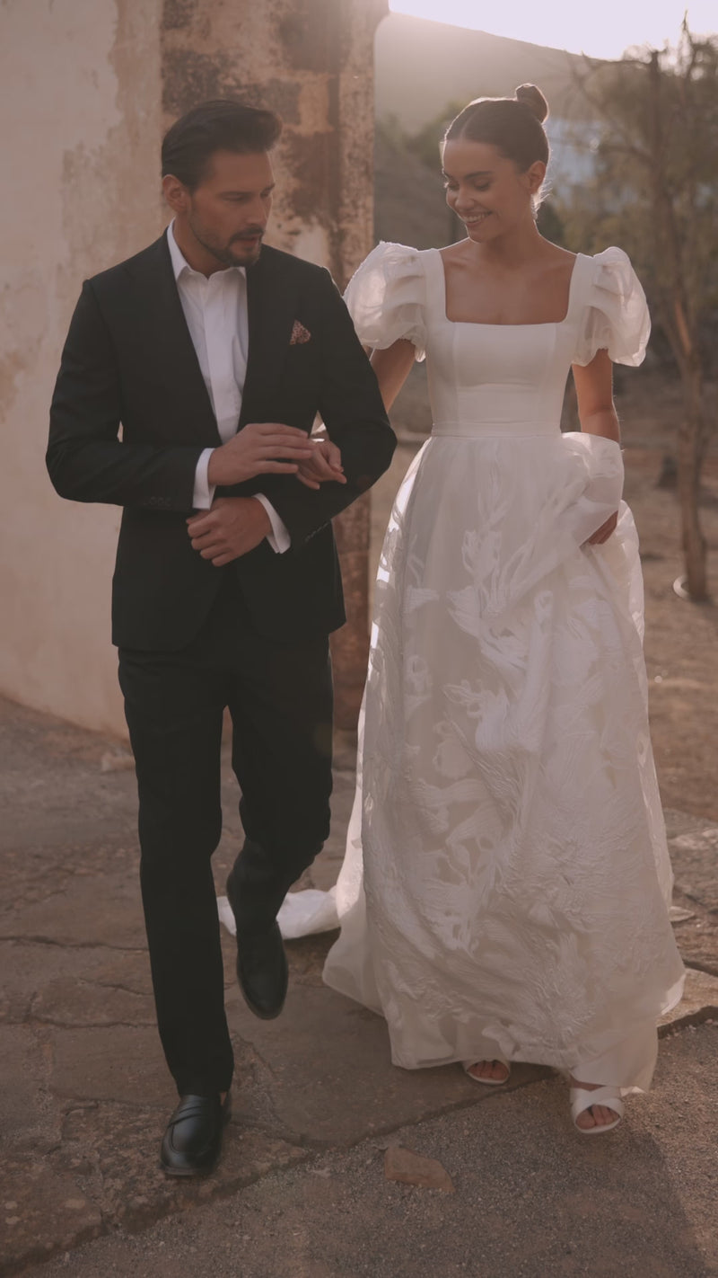 Video of the Vanilla wedding dress by DAMA Couture.