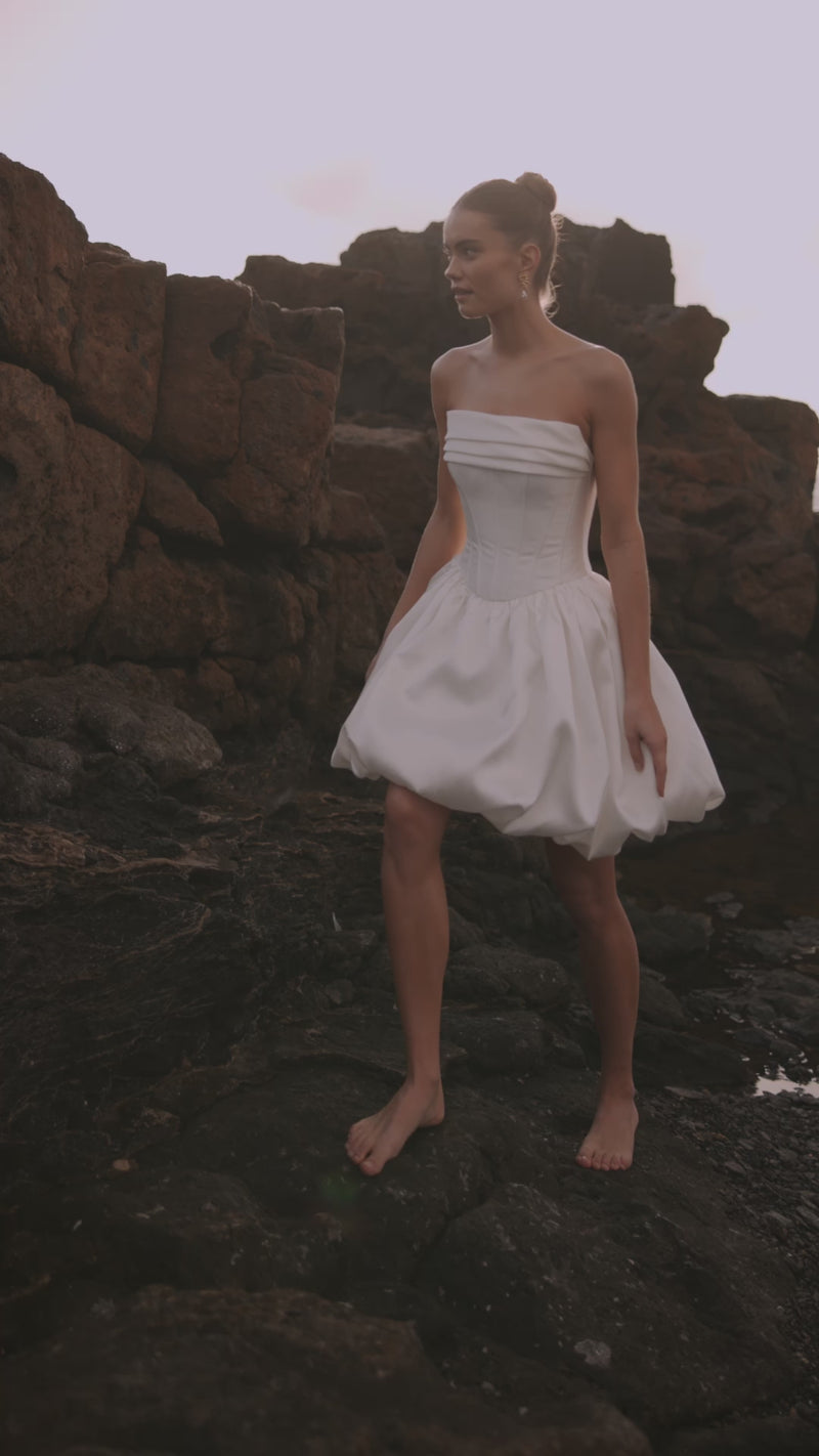 Video of the Martini wedding dress by DAMA Couture.