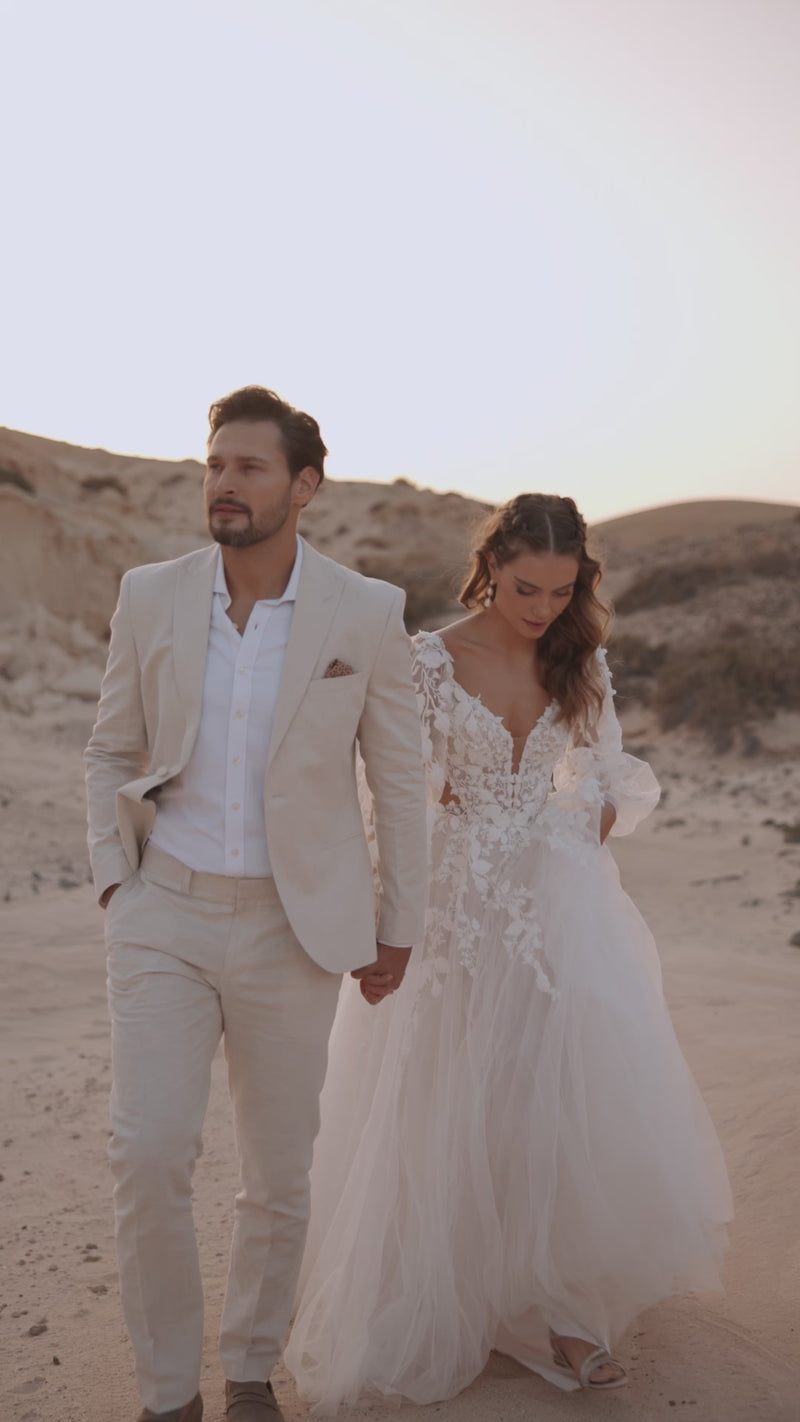 Video of the Alia wedding dress by DAMA Couture.