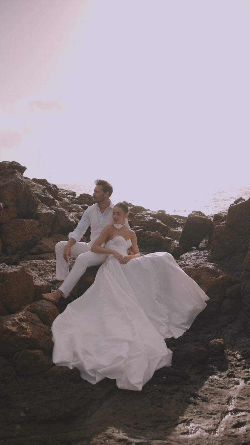 Video of the Cholly wedding dress by DAMA Couture.