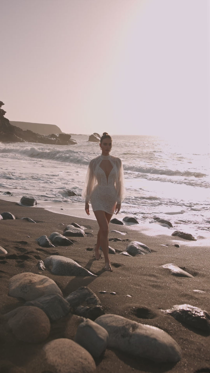 Video of the Venus wedding dress by DAMA Couture.