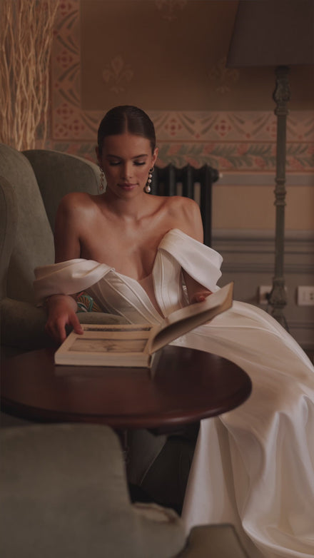 Classic simple wedding dress with falling sleeves Thalia from DAMA Couture (campaign video) photo)