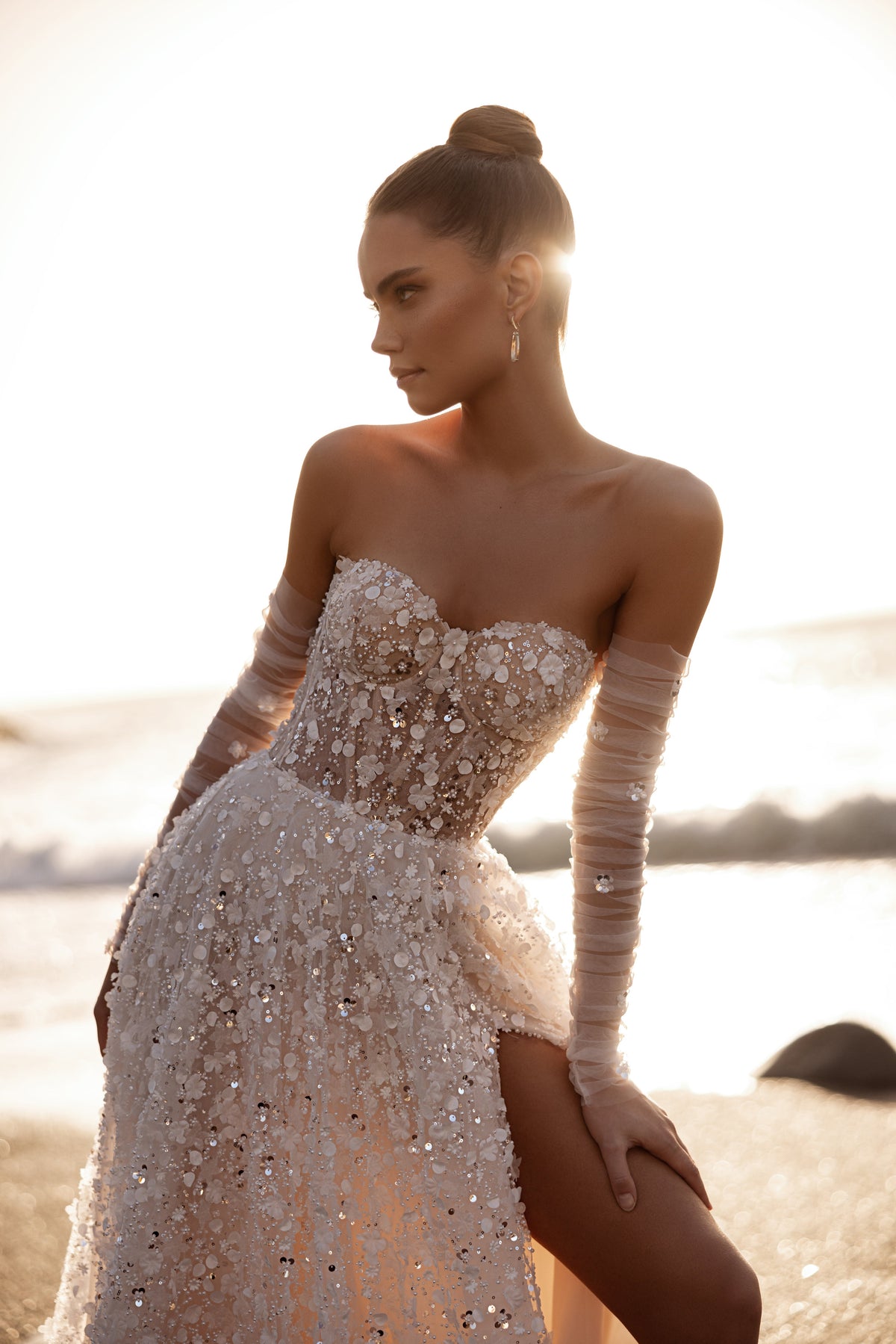 Brautkleid Reem in Halbfigur, paillettenbesetzte Corsage und transparente Ärmel