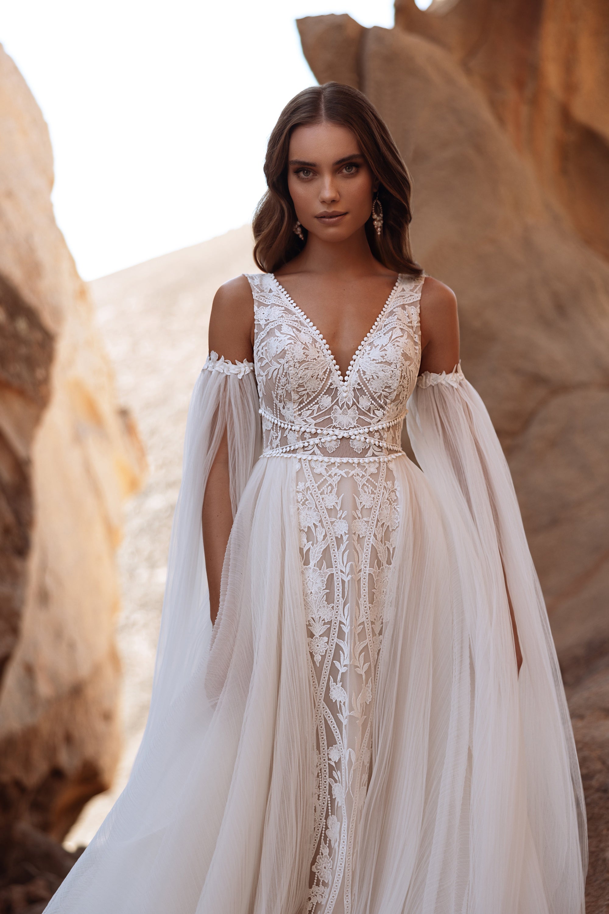 Boho-Brautkleid Salome mit tiefem V-Ausschnitt und weiten Tüllärmeln, Halbfigur