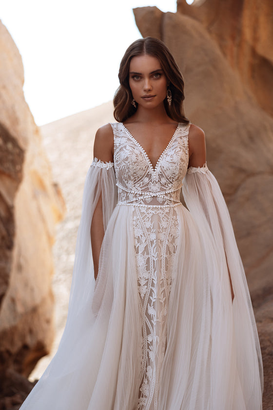 Boho-Brautkleid Salome mit tiefem V-Ausschnitt und weiten Tüllärmeln, Halbfigur
