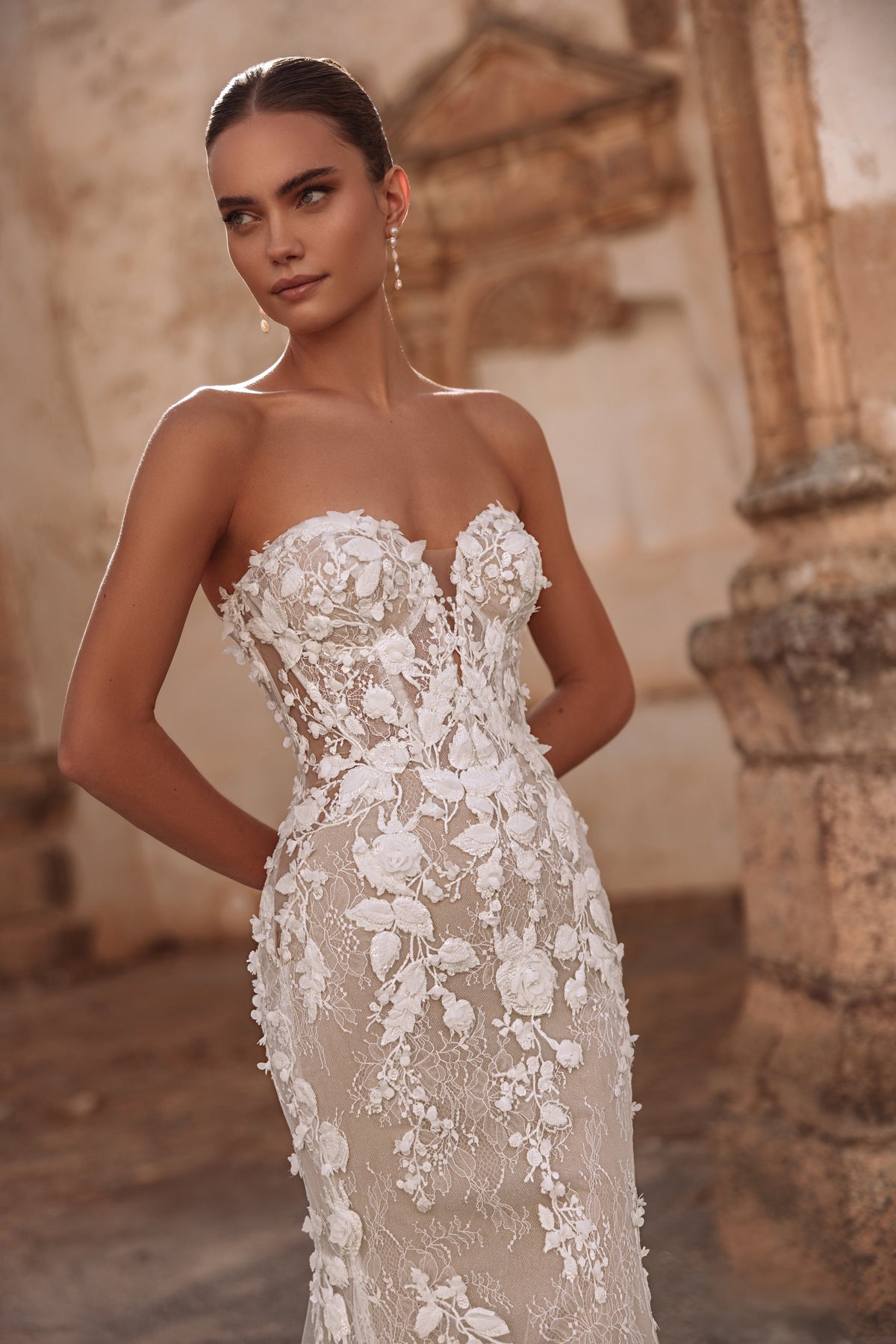 Brautkleid Sarifa mit langer Spitzenschleppe und Blumenmotiven in ganzer Figur