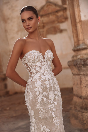 Brautkleid Sarifa mit langer Spitzenschleppe und Blumenmotiven in ganzer Figur