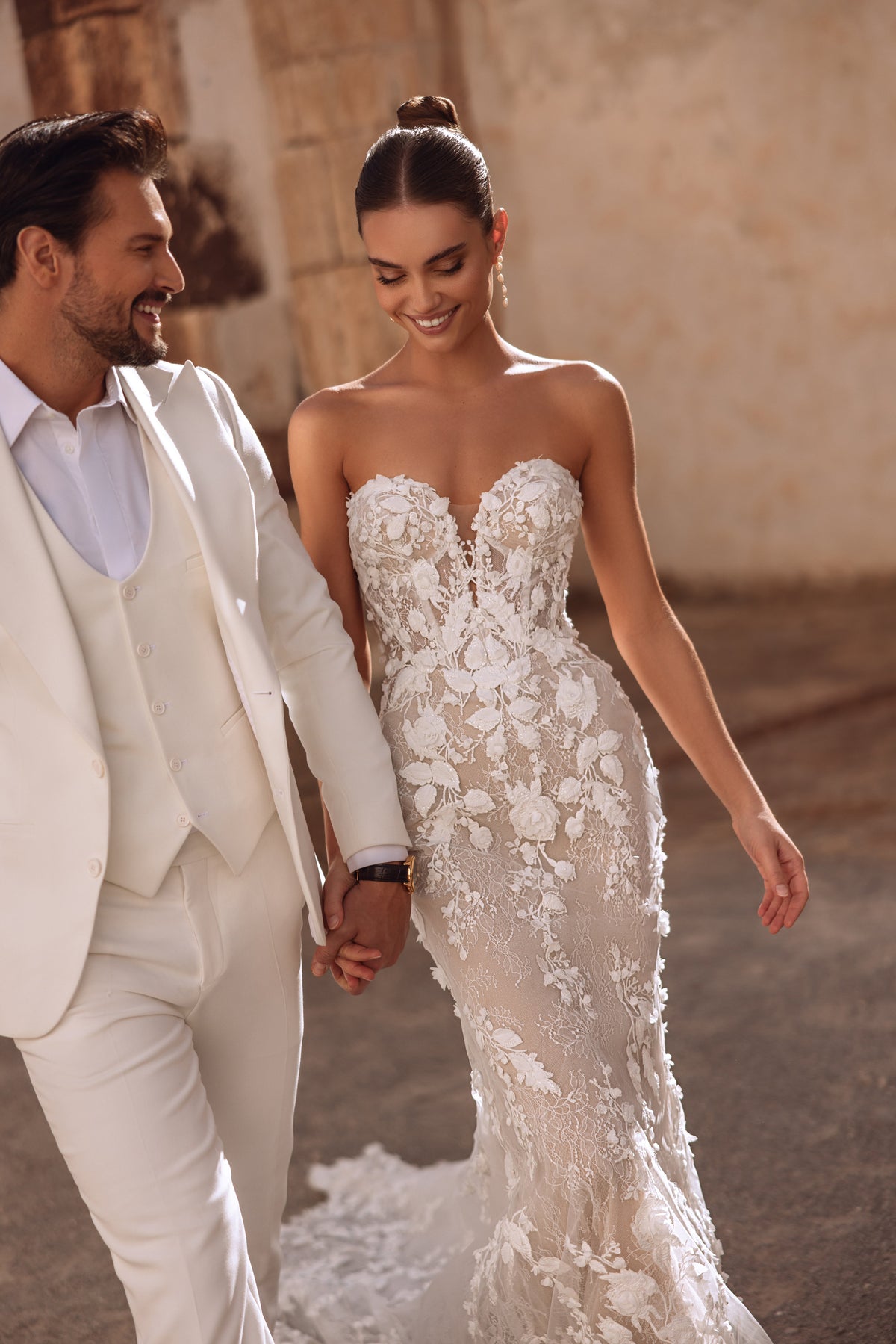 Brautkleid Sarifa von hinten, offener Rücken und Schleppe aus Blumenspitze