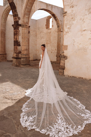 Spitzen-Brautkleid mit langer Kathedral-Schleppe und floralen Applikationen für einen eleganten Hochzeitslook.