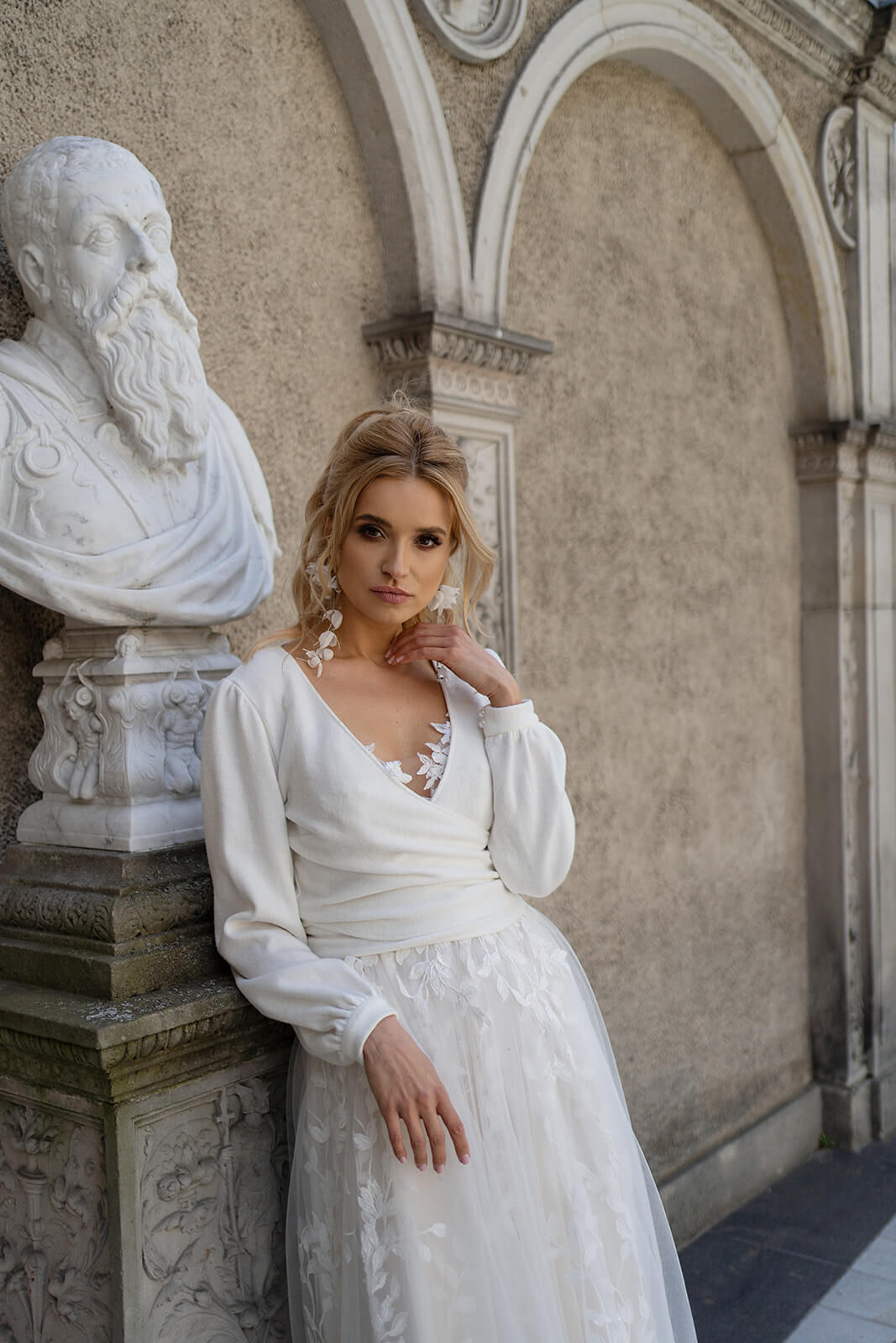 Brautpullover Plain Front in Ivory mit V-Ausschnitt und Ballonärmeln über einem Spitzenkleid