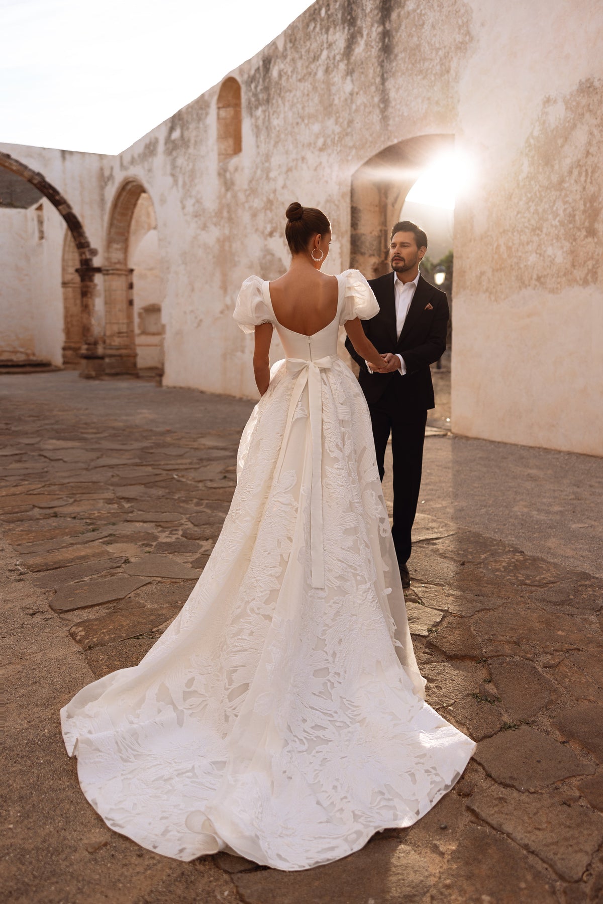 Brautkleid Vanilla von hinten, offener Rücken mit Schleife und lange Schleppe