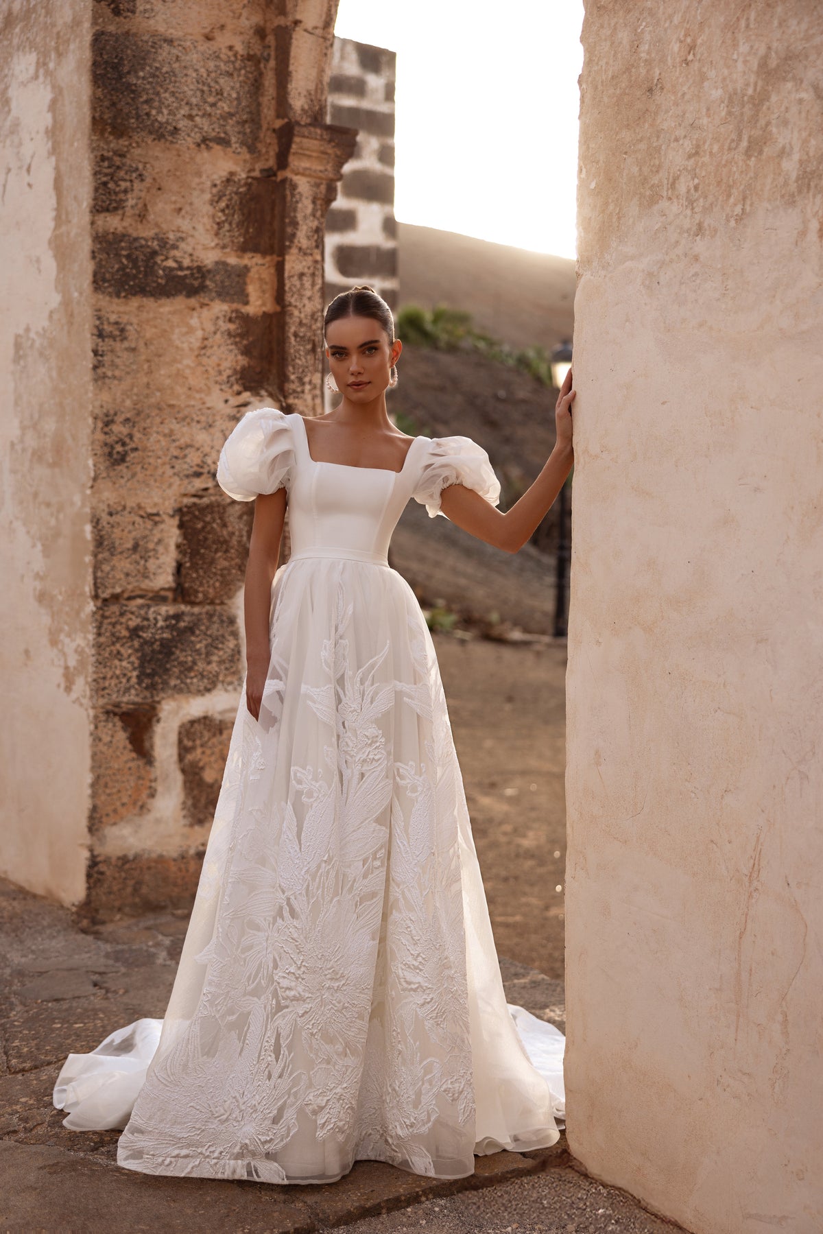 Brautkleid Vanilla von der Seite, bestickter Organzarock mit Schleppe im Hof