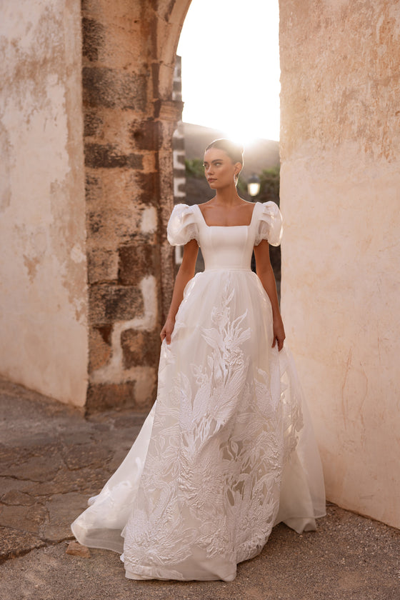 Brautkleid Vanilla in ganzer Länge, viereckiger Ausschnitt und Puffärmel aus Organza