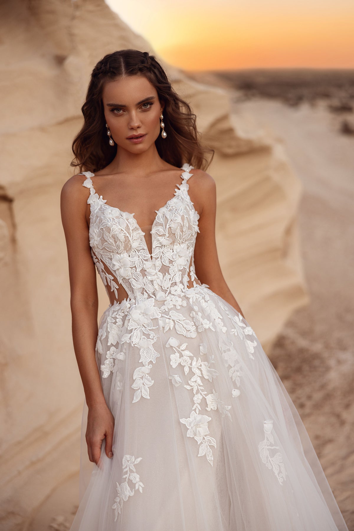Brautkleid Zafira aus Tüll mit Blumenspitze, Braut und Bräutigam im Freien