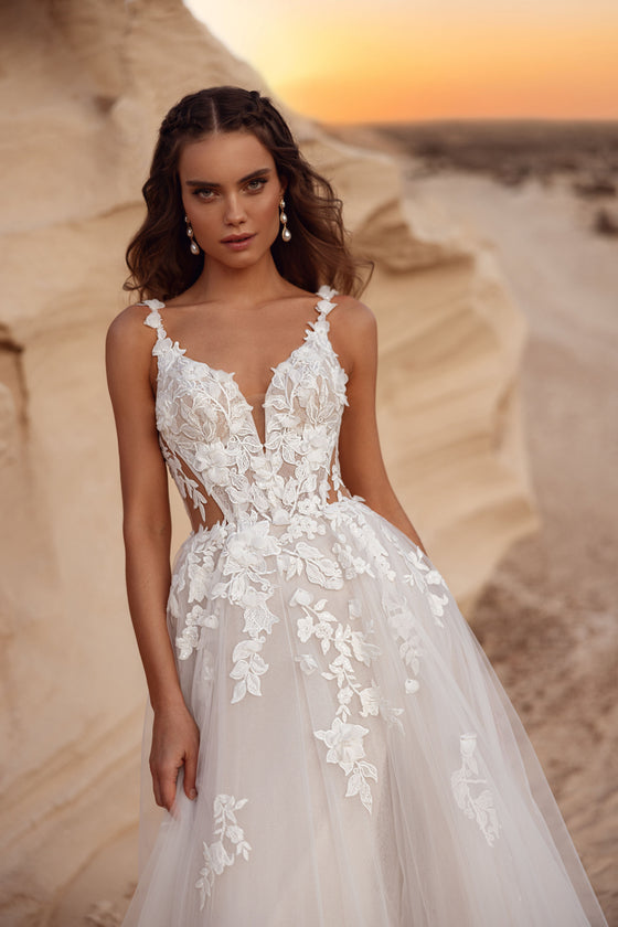Brautkleid Zafira aus Tüll mit Blumenspitze, Braut und Bräutigam im Freien