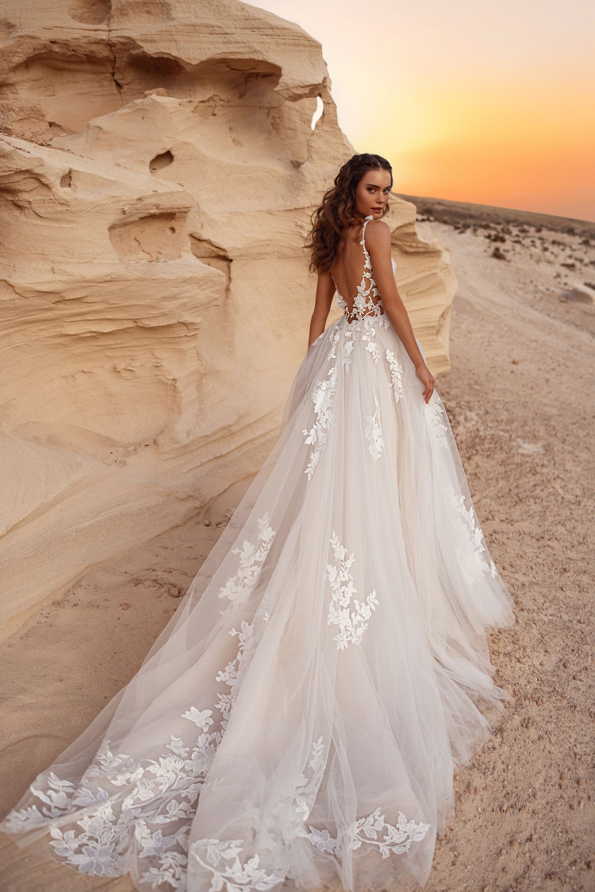 Brautkleid Zafira von hinten, offener Rückenausschnitt und lange Tüllschleppe