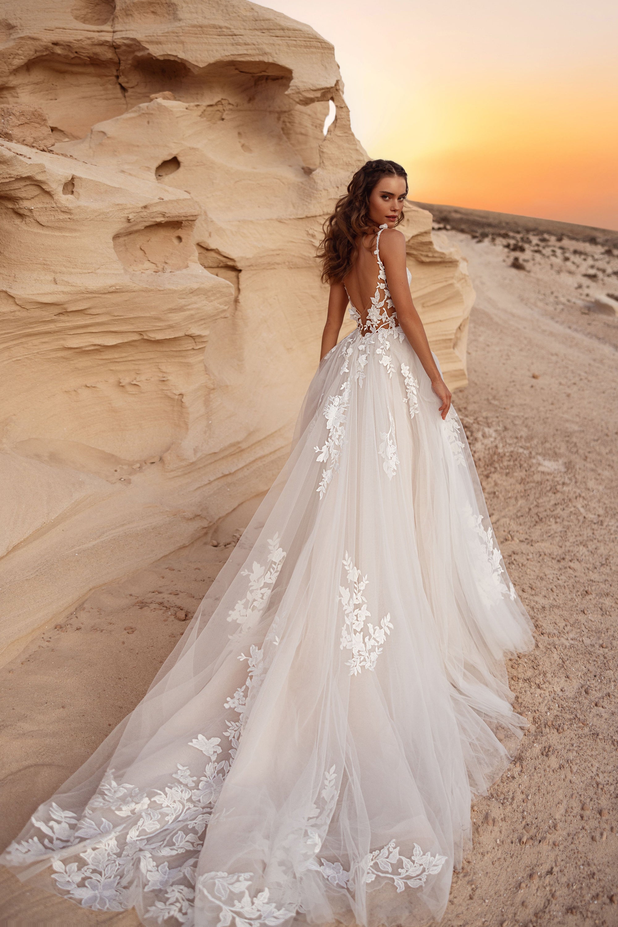Brautkleid Zafira von hinten, offener Rückenausschnitt und lange Tüllschleppe
