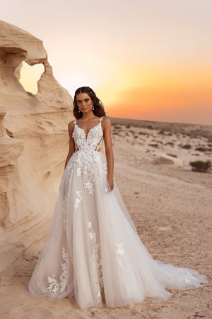Brautkleid Zafira mit tiefem V-Ausschnitt und 3D-Spitze vor der Wüste bei Sonnenuntergang